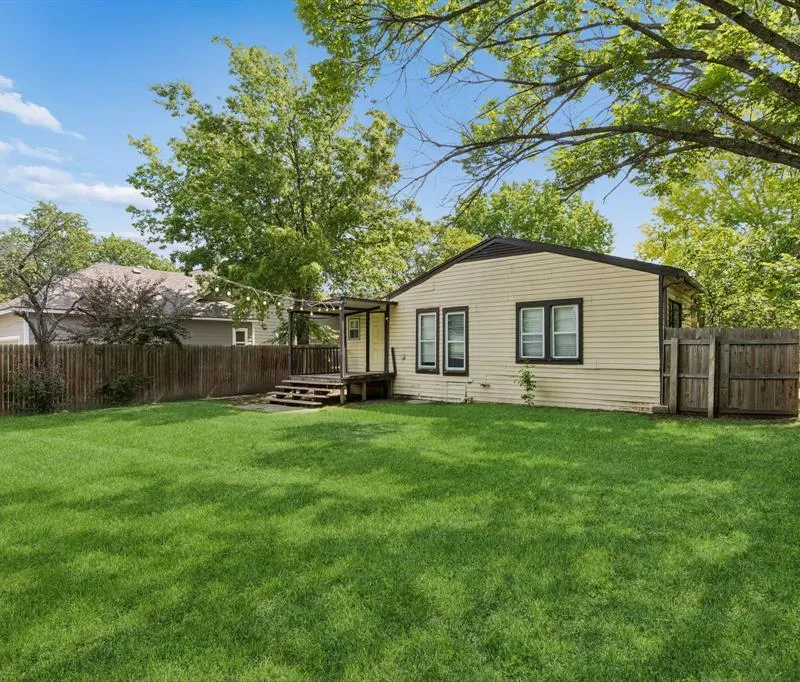 1120 S Pine Street, Grapevine TX 75050