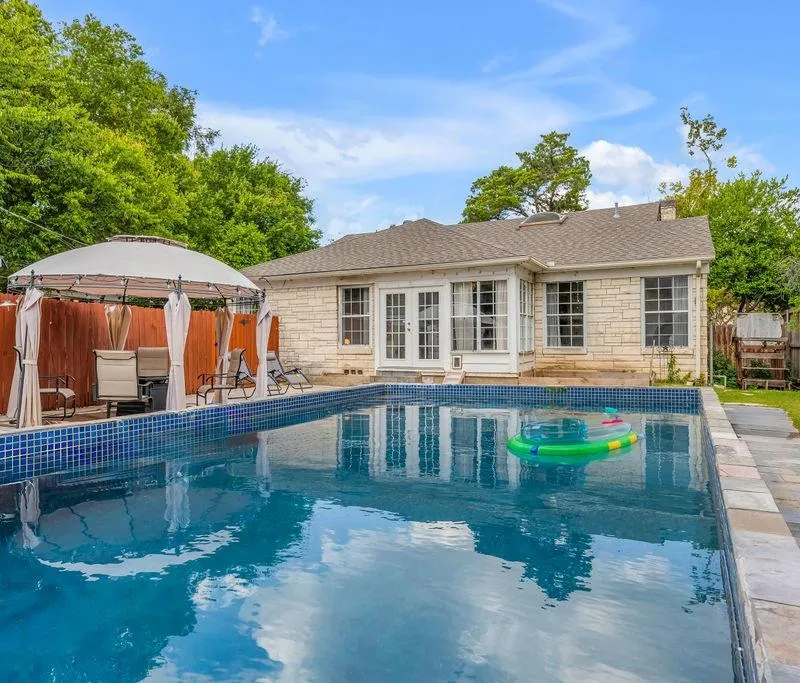 2240 Lawndale Drive, Dallas TX 75211