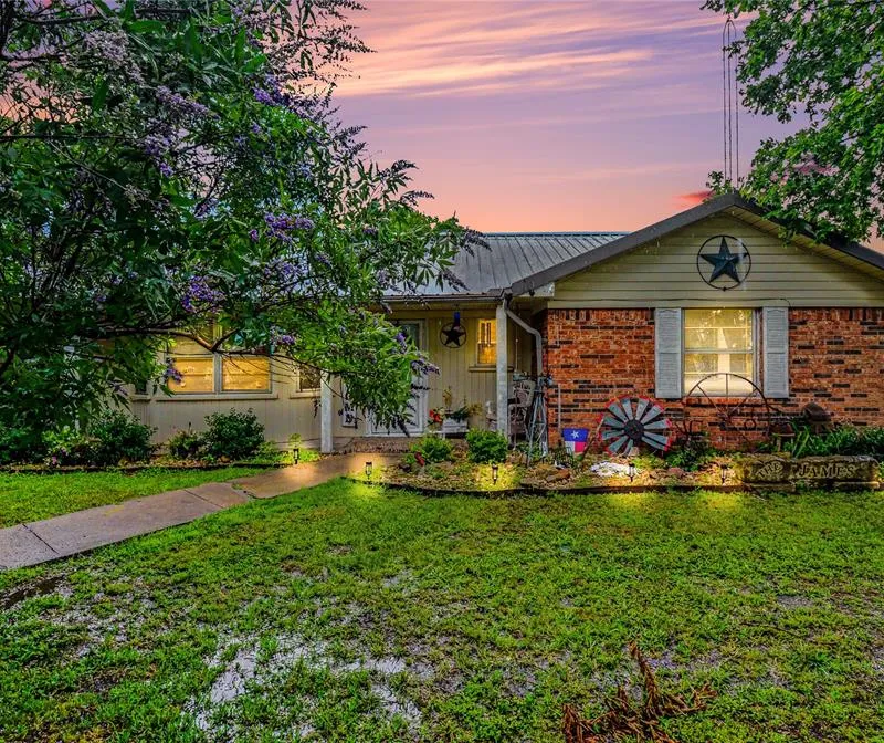 2382 N FM 1743 Road, Windom TX 75492