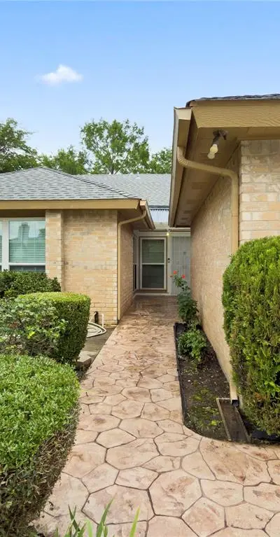 2426 Sutton Drive, Arlington TX 76018 - Photo 2