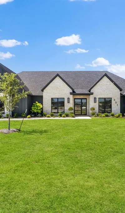 301 Whispering Way, Red Oak TX 75154