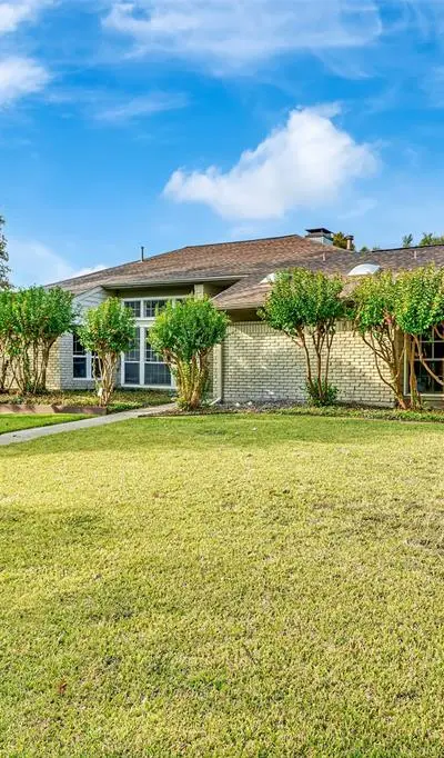 12401 Pleasant Valley Drive, Dallas TX 75243 - Photo 2