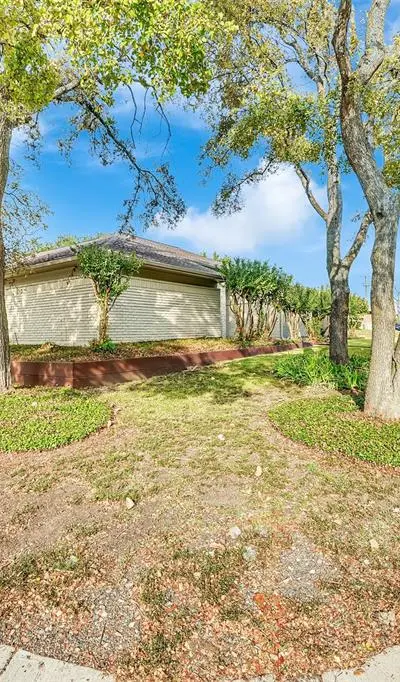 12401 Pleasant Valley Drive, Dallas TX 75243 - Photo 4