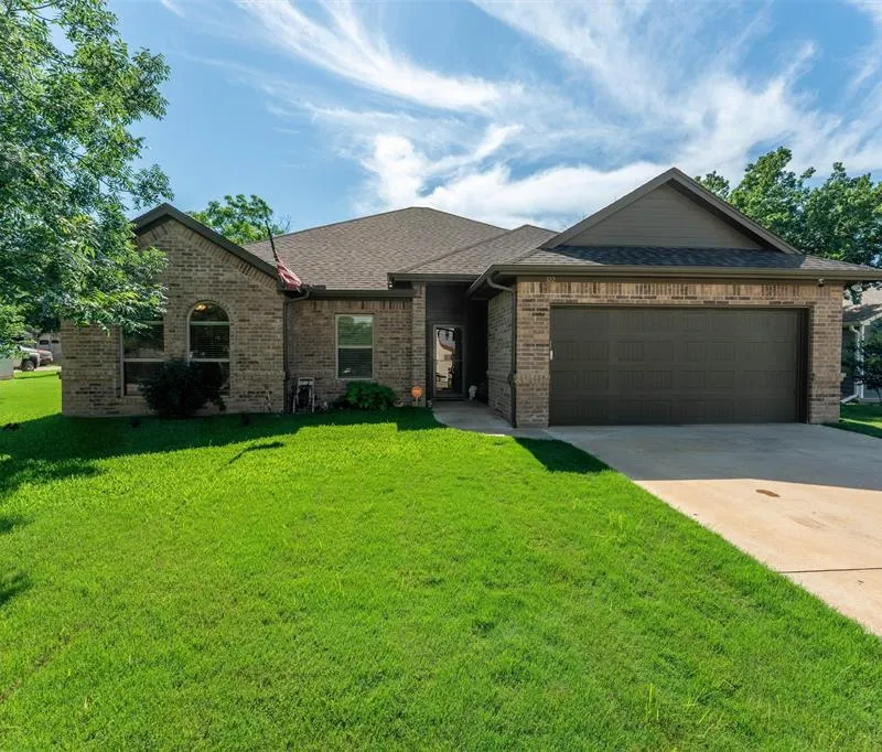 322 S Bowie Drive, Weatherford TX 76086