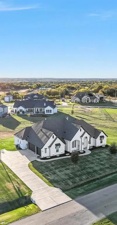 129 Southern Court, Springtown TX 76082 - Photo 2