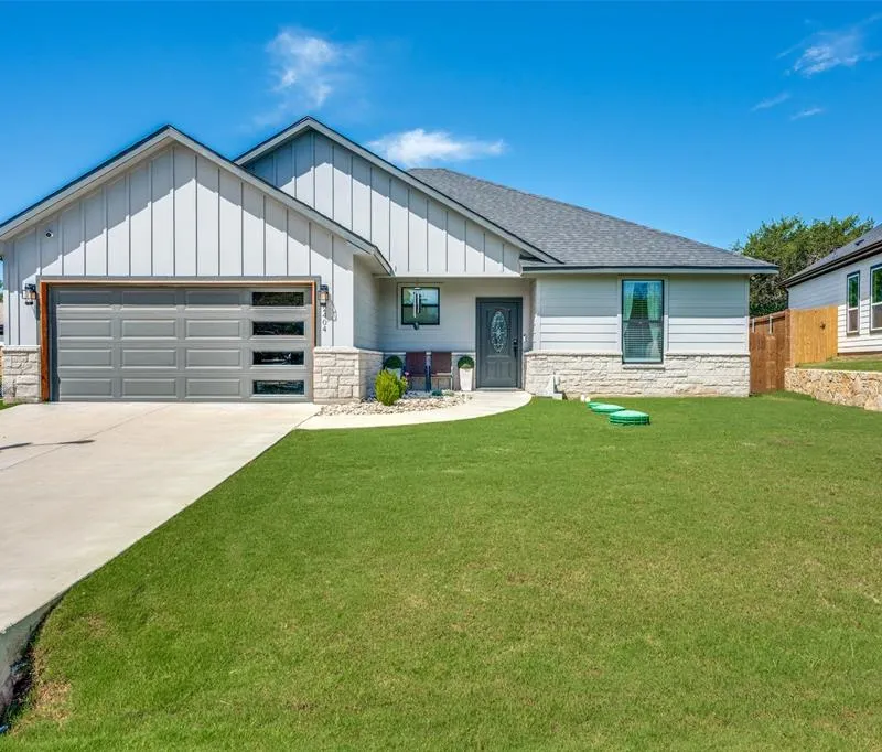 2404 Beverly Drive, Granbury TX 76048