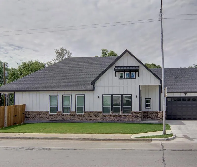 3220 N Houston Street, Fort Worth TX 76106