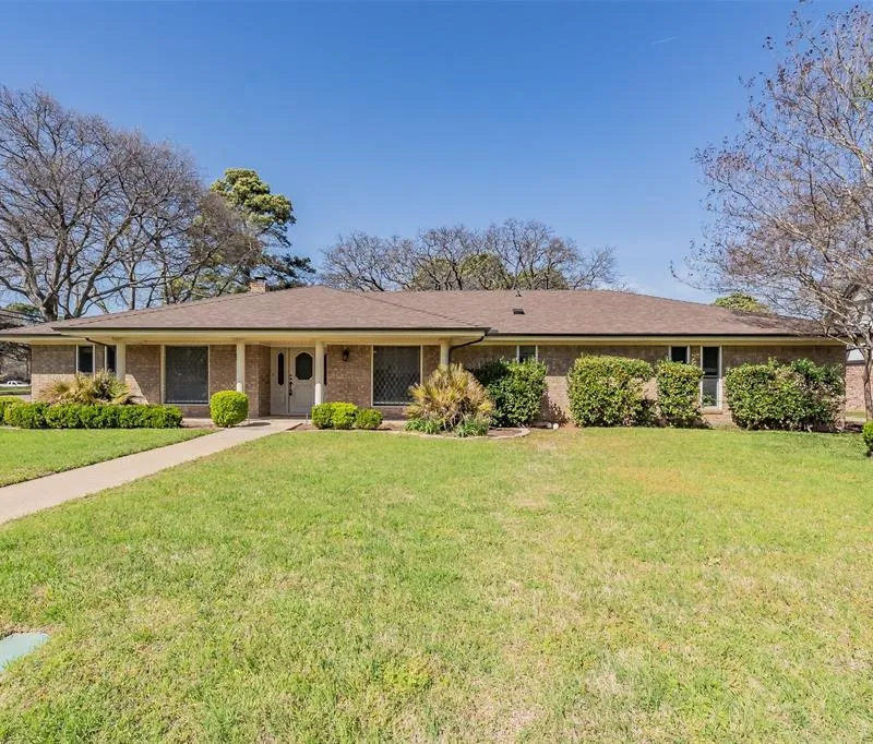 2415 Lakeview Circle, Arlington TX 76013
