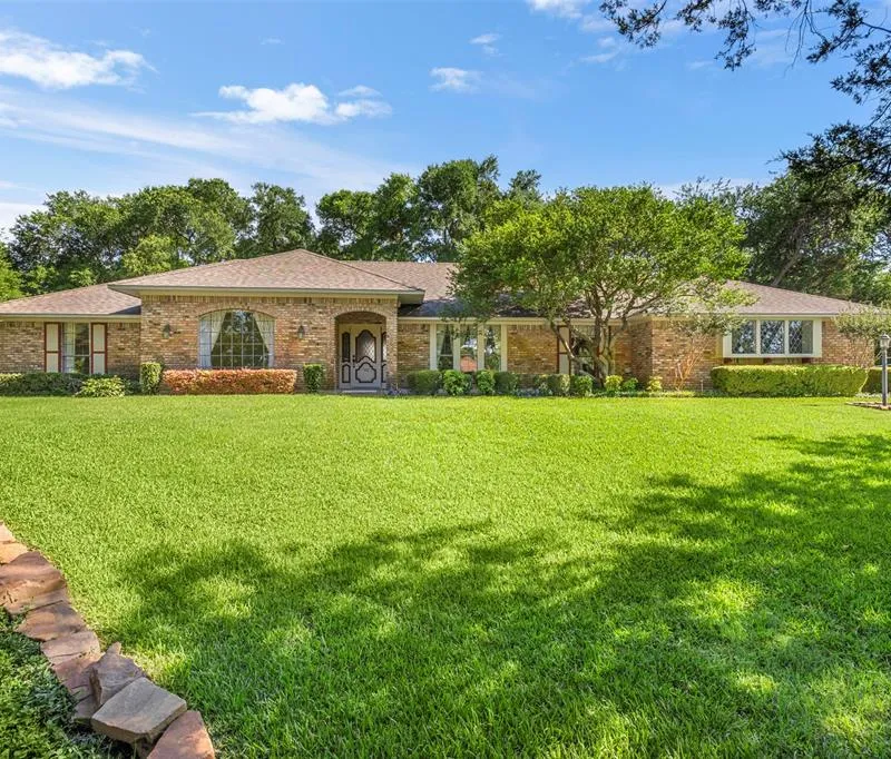 110 Cedar Drive, Oak Leaf TX 75154