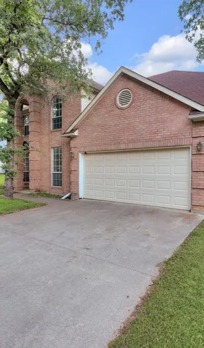2119 Twin Elms Drive, Arlington TX 76012 - Photo 2