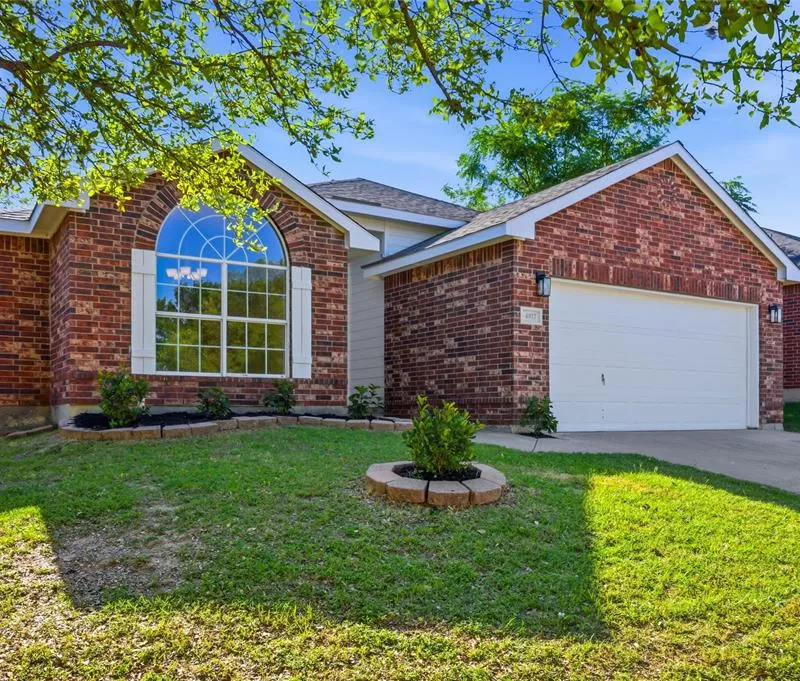 4817 Barnhill Lane, Fort Worth TX 76135