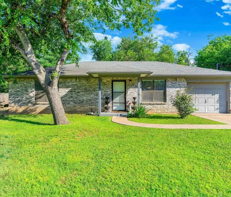 206 Lovelady Street, Cleburne TX 76033