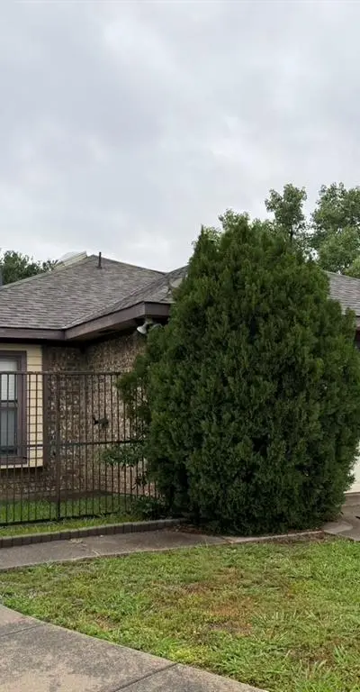 3703 Clover Hill Lane, Carrollton TX 75007 - Photo 2