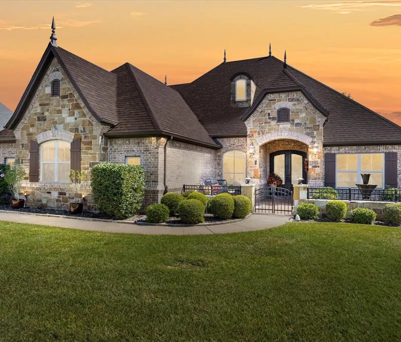 1014 Sunset Bay Court, Granbury TX 76048
