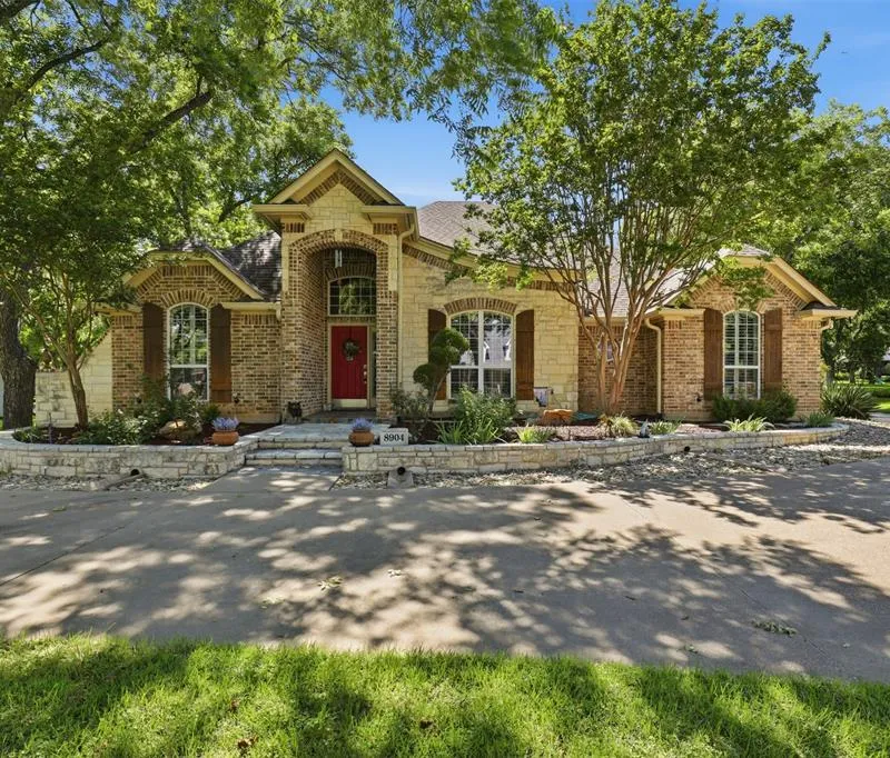 8904 Woodlawn Drive, Granbury TX 76049