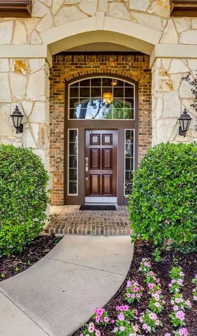 2620 Waters Edge Drive, Grand Prairie TX 75054 - Photo 2