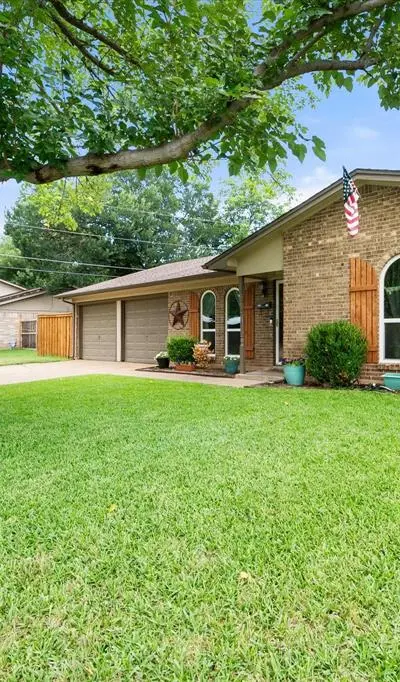 140 Jill Ann Drive, Burleson TX 76028 - Photo 2
