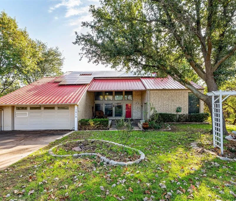 1612 Lakecrest Circle, Granbury TX 76048