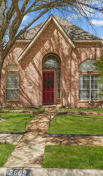 8609 Old Oak Drive, Irving TX 75063