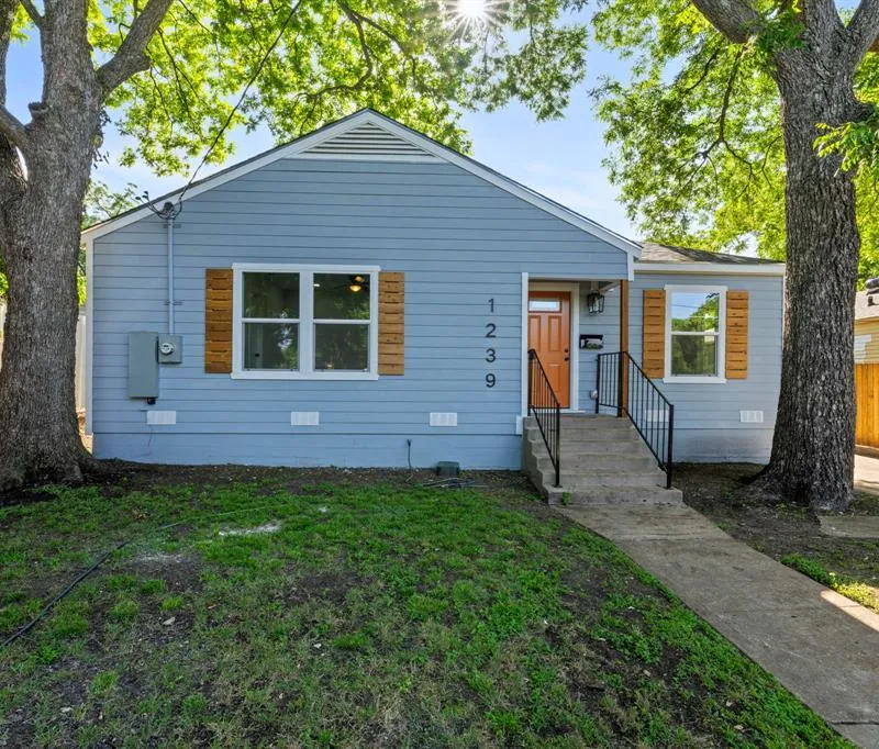 1239 Tarpley Avenue, Dallas TX 75211
