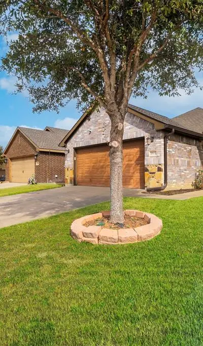 5505 Thunder Bay Drive, Fort Worth TX 76119 - Photo 2