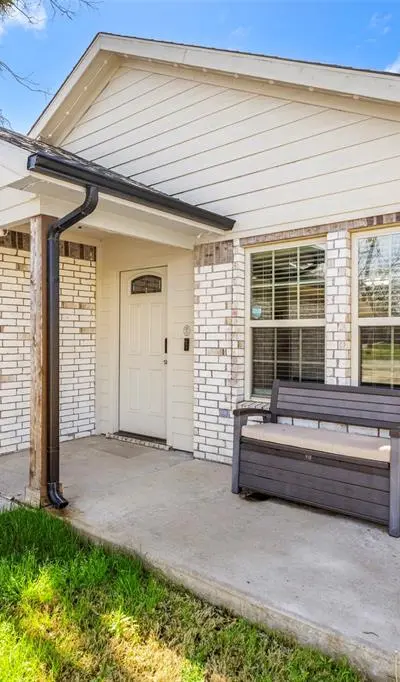 300 Lipscomb Street, Cleburne TX 76031 - Photo 2