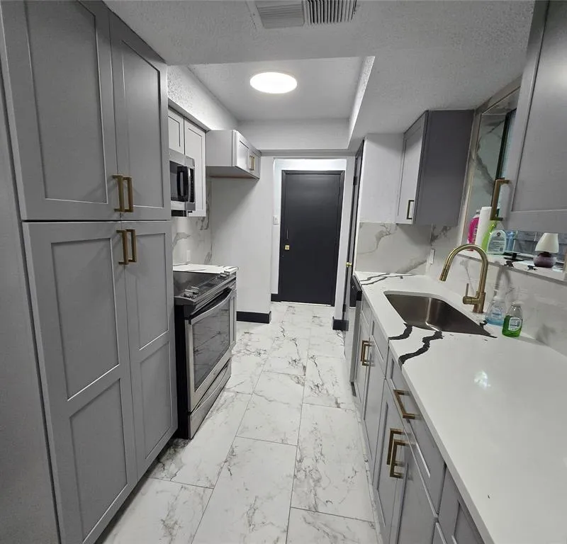 715 N Deerfield Circle, Arlington TX 76015