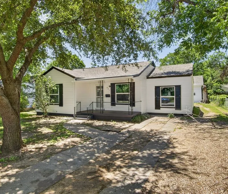 821 Gustav Street, River Oaks TX 76114
