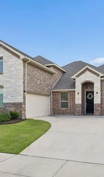 7829 Bella Way, Arlington TX 76001 - Photo 2