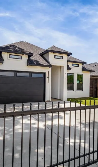 613 N Dwight Avenue, Dallas TX 75211 - Photo 2
