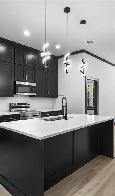 613 N Dwight Avenue, Dallas TX 75211 - Photo 4