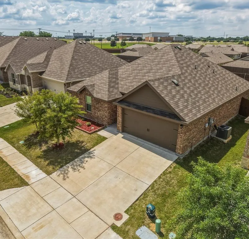 1210 Grand View Drive, Ennis TX 75119