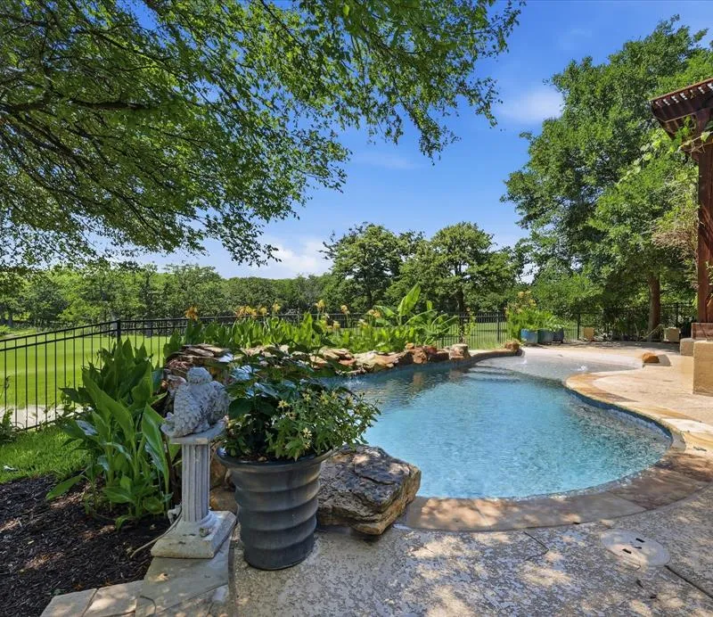 1731 Meadows Avenue, Lantana TX 76226