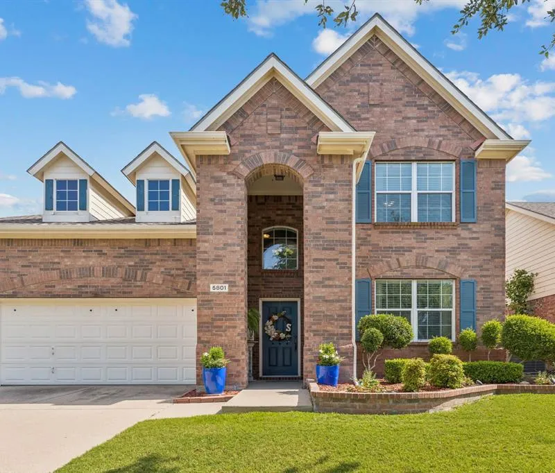 5801 Meadowglen Drive, Denton TX 76226