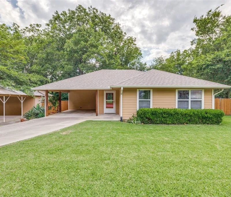 105 Pecan Street, Whitesboro TX 76273