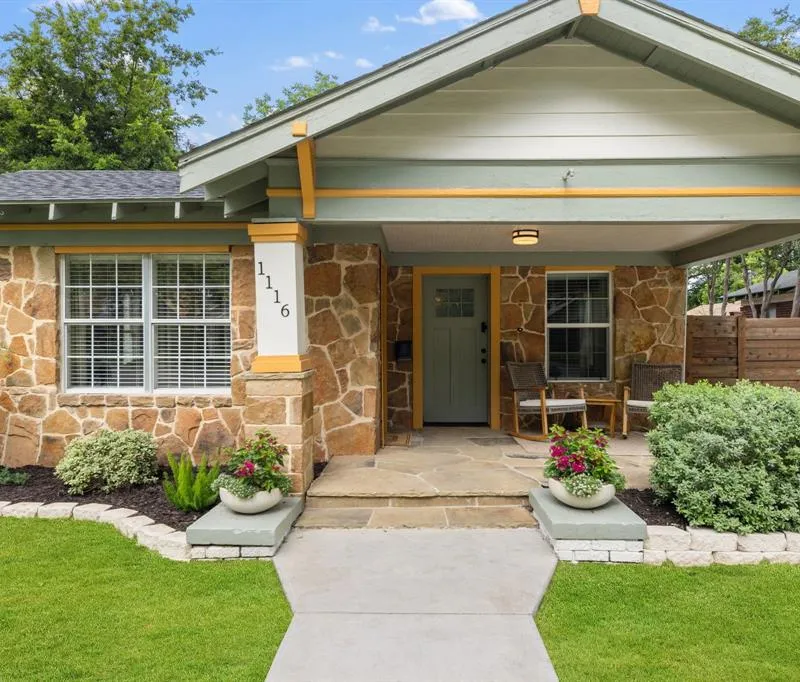 1116 S Montreal Avenue, Dallas TX 75208