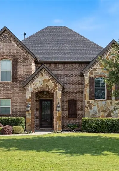511 Oak Forest Court, Kennedale TX 76060 - Photo 2