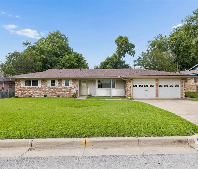 4812 Hollowbrook Road, Fort Worth TX 76103