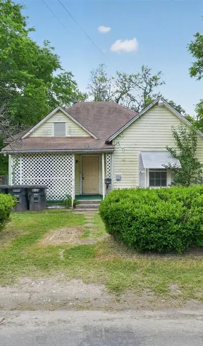 406 E Willingham Street, Cleburne TX 76031