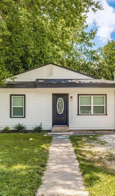 504 Davis Street, Gainesville TX 76240 - Photo 2