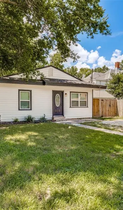 504 Davis Street, Gainesville TX 76240 - Photo 3