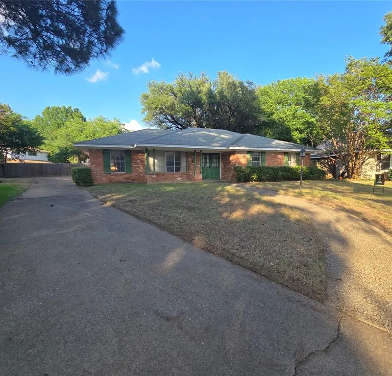 905 Glen Vista Drive N, Irving TX 75061