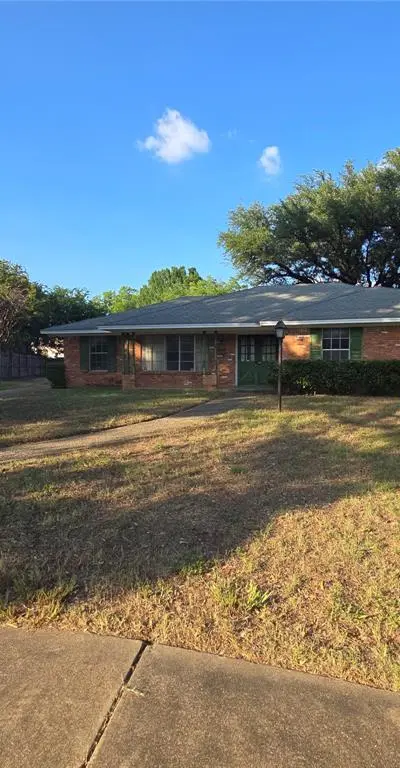 905 Glen Vista Drive N, Irving TX 75061 - Photo 2