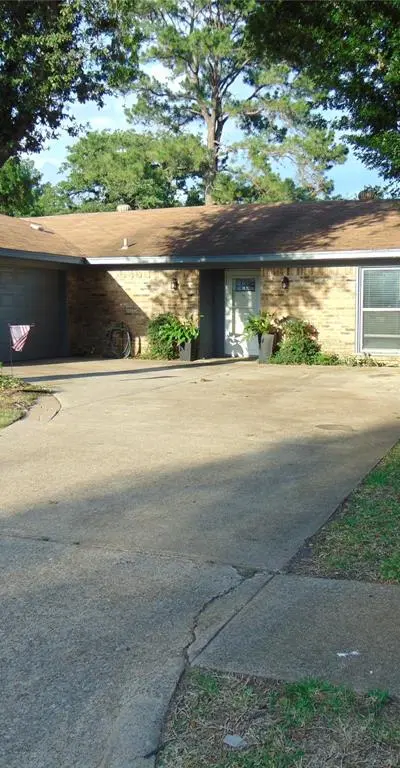 5420 Kings Manor Drive, Lake Dallas TX 75065