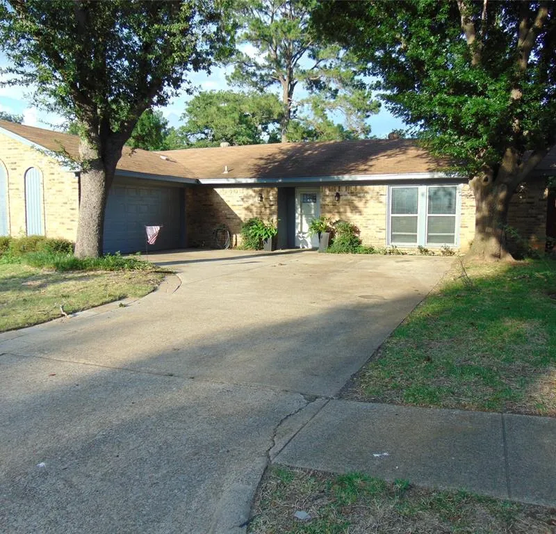 5420 Kings Manor Drive, Lake Dallas TX 75065