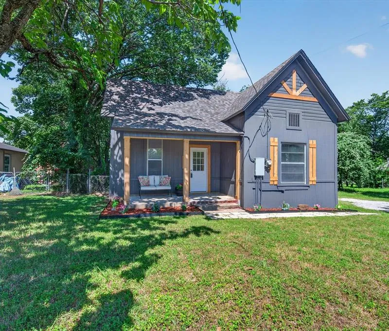 202 S Main Street, Joshua TX 76058
