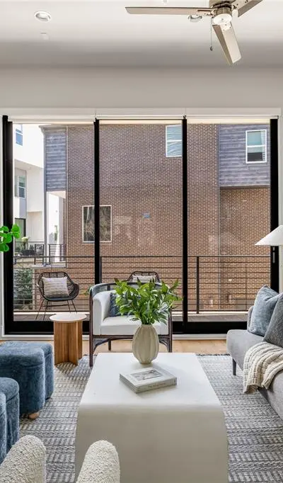 381 E Greenbriar Lane # 401, Dallas TX 75203