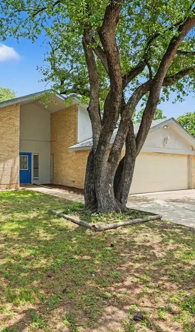 5907 Old Barn Drive, Arlington TX 76016 - Photo 2