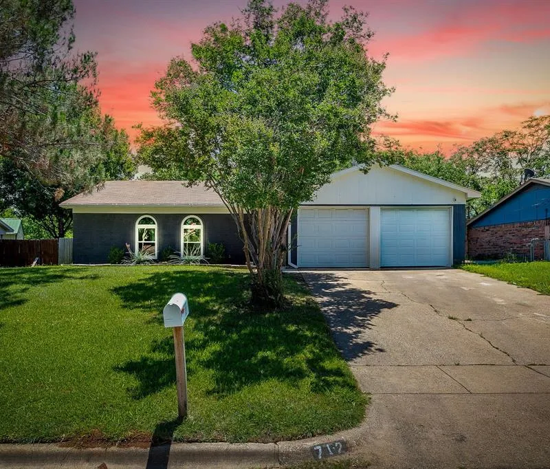 712 Poe Street, Azle TX 76020