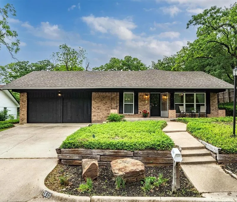 2610 Oak Cliff Lane, Arlington TX 76012